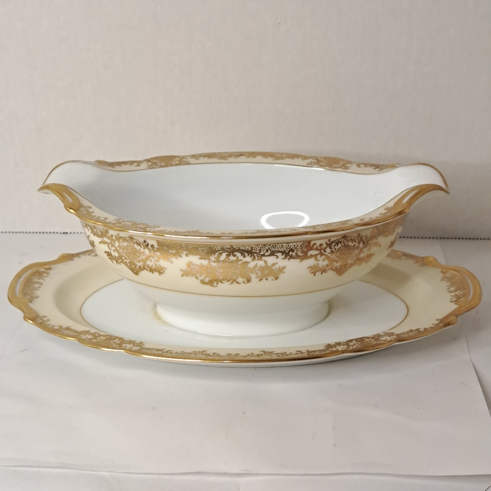 Noritake Gastonia Gravy Boat With Attached Under Plate.